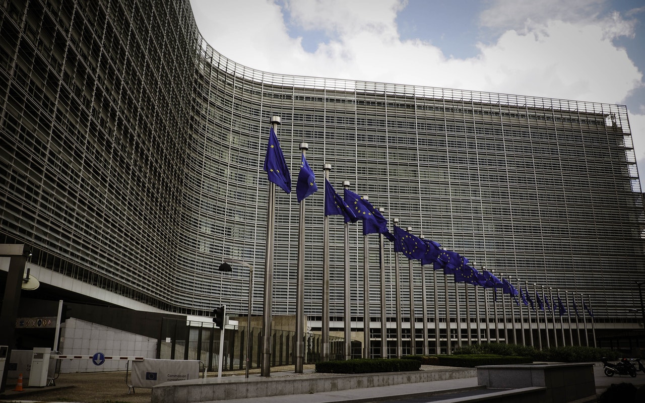 Népszava: Brüsszel újabb két kérdése miatt csúszhatnak az uniós pénzek