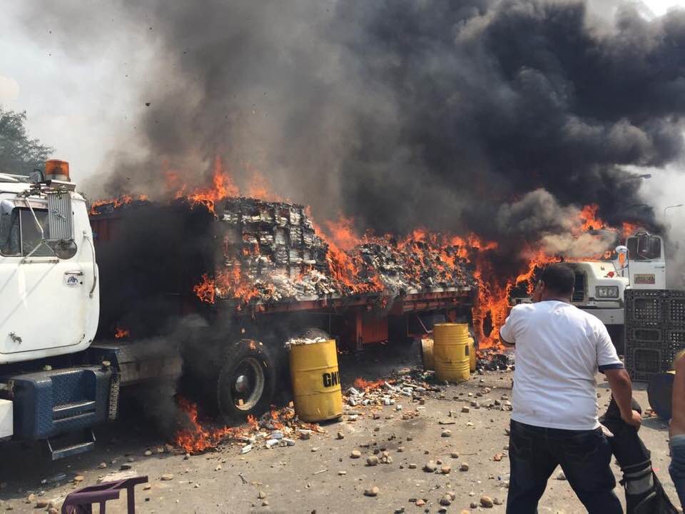 Venezuela megszakította a kapcsolatokat Kolumbiával, több segélyszállító kamiont felgyújtottak