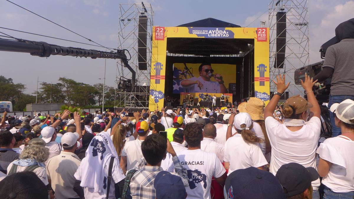 Despacitóval menne a segély – háromszázezren voltak a Venezuela Aid Live koncerten