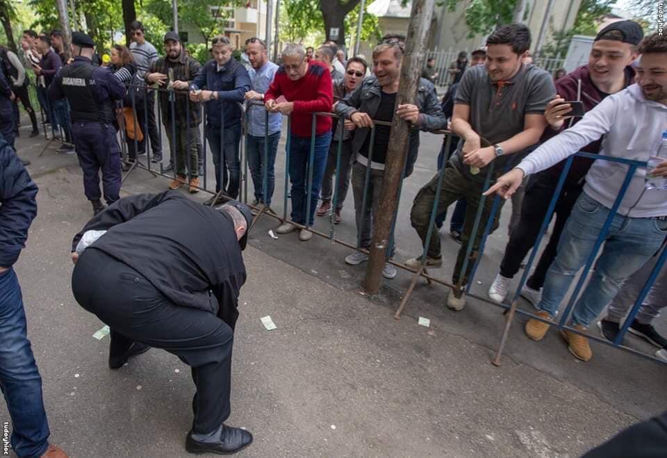 Román kormánypárti szavazók szedegették az eléjük dobált aprót