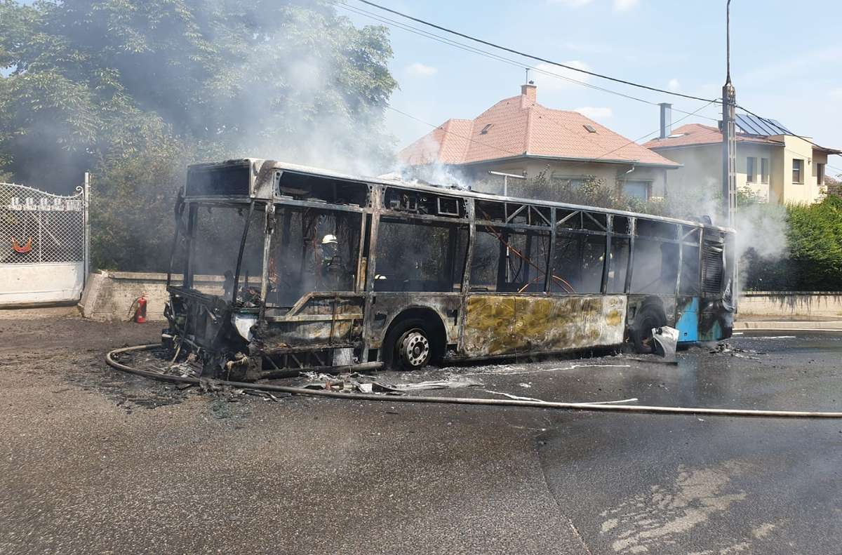Teljesen kiégett egy busz Budapesten