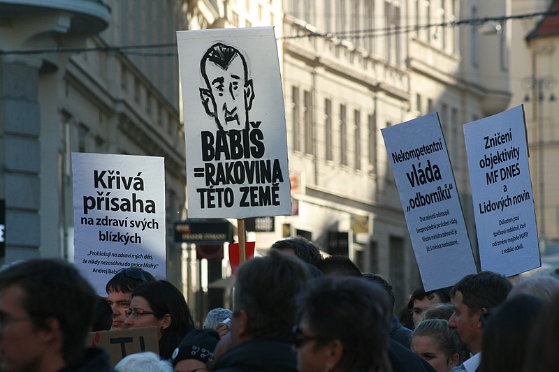 300 városban követelik a cseh kormányfő lemondását
