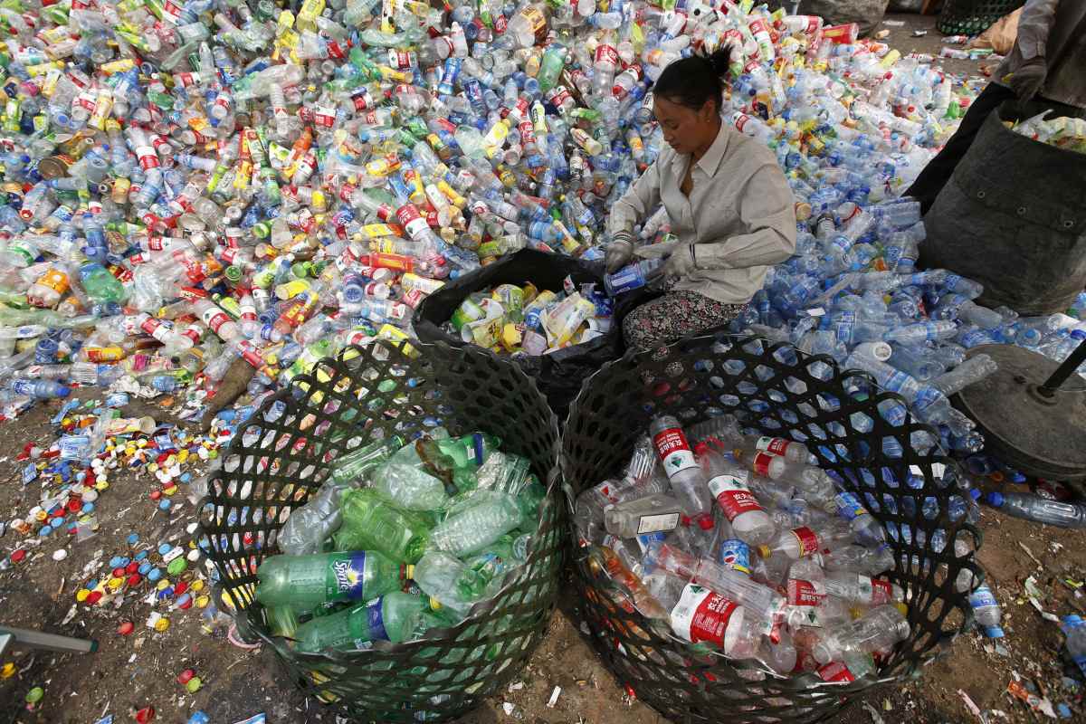Száztíz konténernyi veszélyes hulladékot akartak Romániából Malajziába csempészni