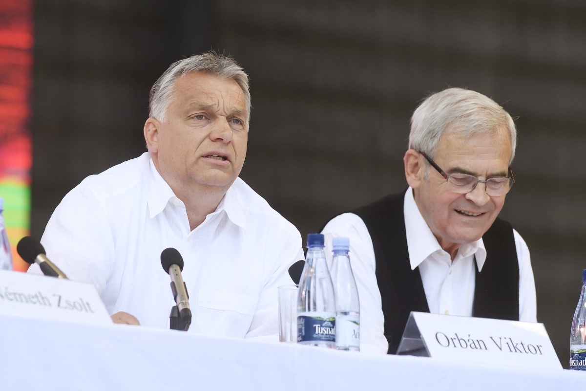 Orbán Viktor mellett ülve idézte fel a Magyar Hang által feltárt ügyet Tőkés László
