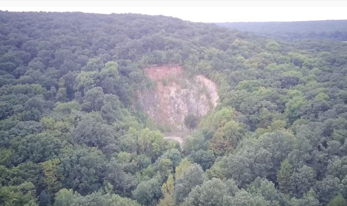 Trükközhet a bányát tervező cég a pilisiekkel – kifütyülték a fideszes képviselőt