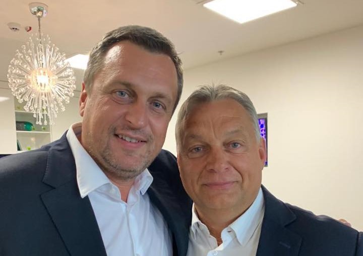 A korábban keményen magyarellenes Szlovák Nemzeti Párt elnökével nézte együtt a meccset Orbán Viktor