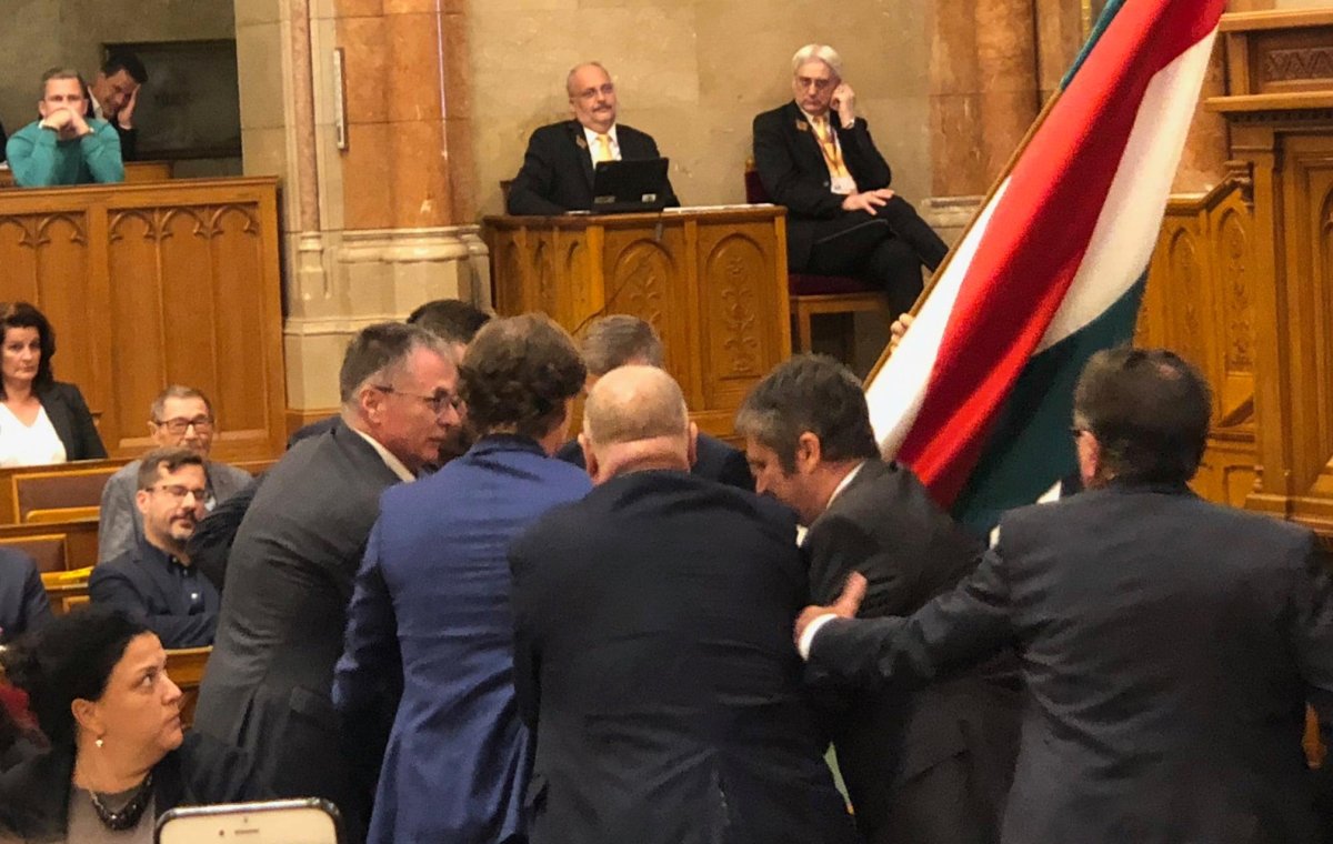 Kitiltással és fizetésmegvonással büntetné a Fidesz azt, aki a Parlamentben akciózik