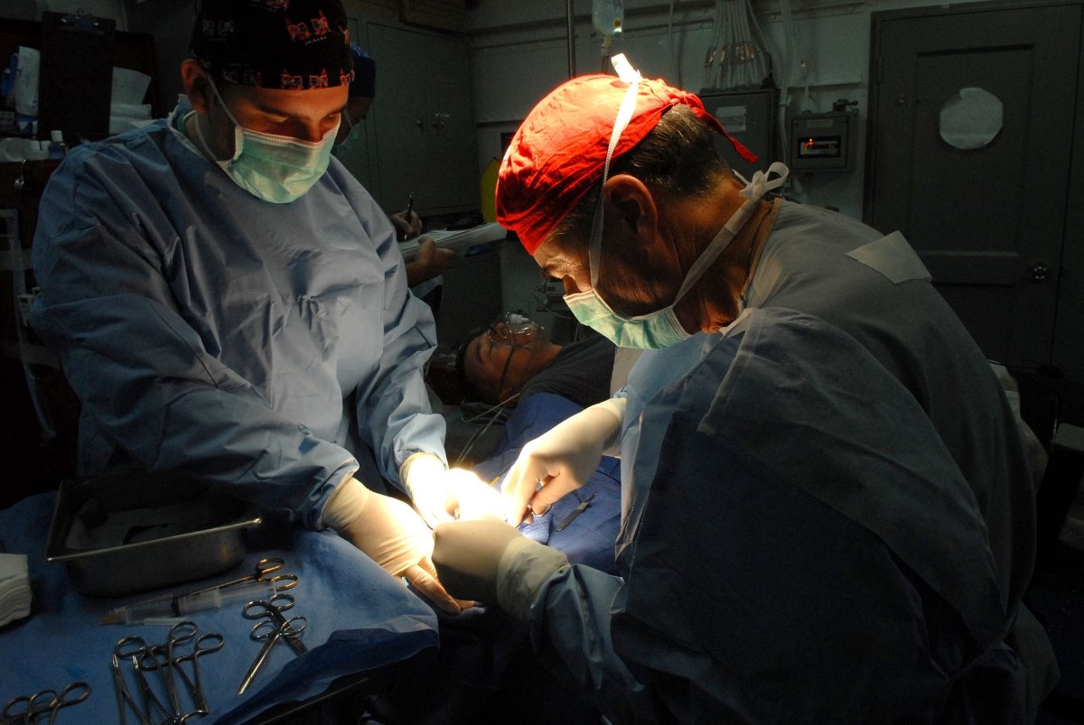 Rosszul lett egy orvos műtét közben, miután már a mobilklímákat is leszerelték