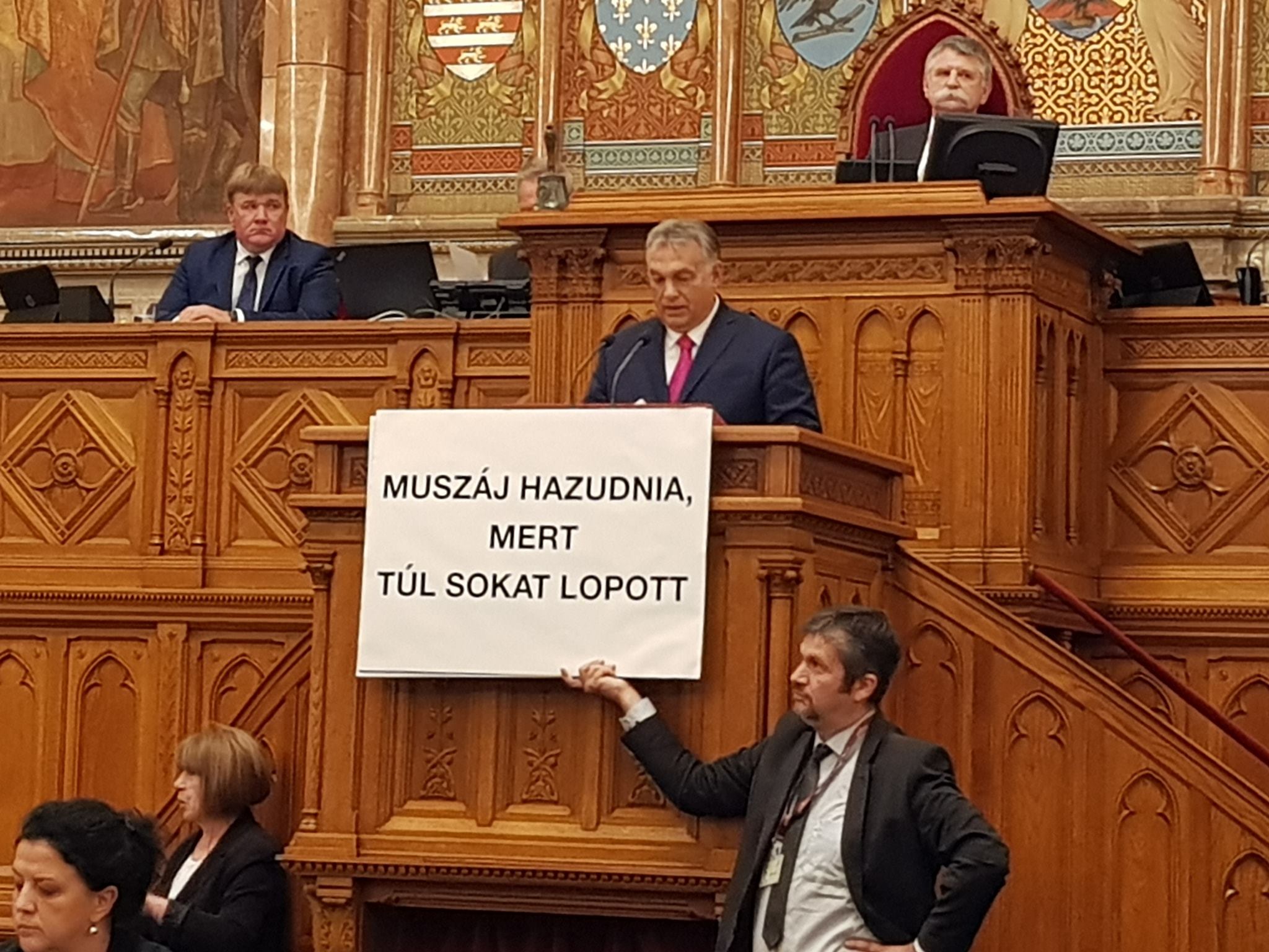 Hadházy akciózott, félbeszakadt Orbán beszéde a Parlamentben