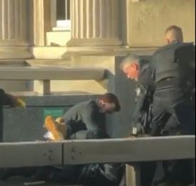 Késeléses terrortámadás Londonban – lelőtték a tettest a London Bridge-nél