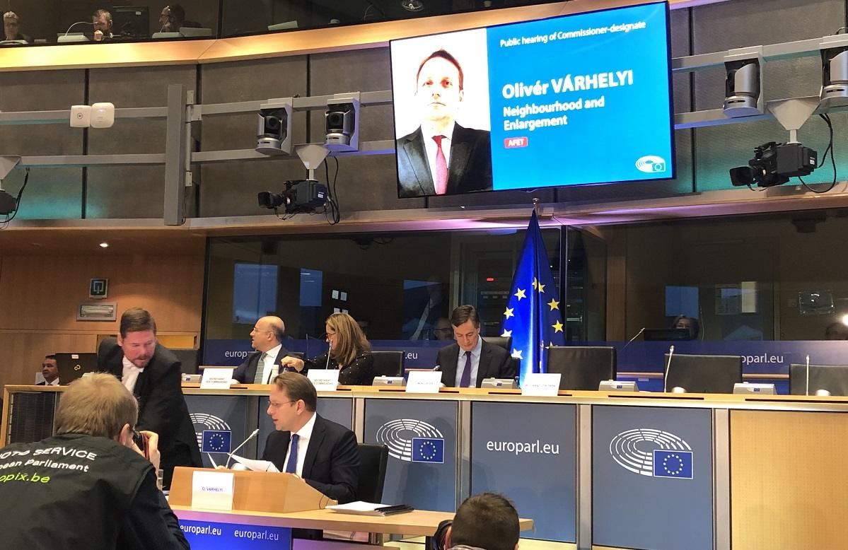 Az EP elnöke vizsgálatot kezdeményezett Várhelyi Olivér botrányt okozó megnyilvánulása miatt