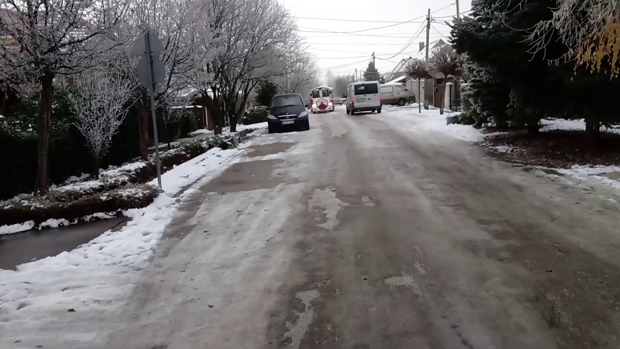 A Mikulás tolta a jeges úton elakadt „kisvonatot” Maglódon – videóval