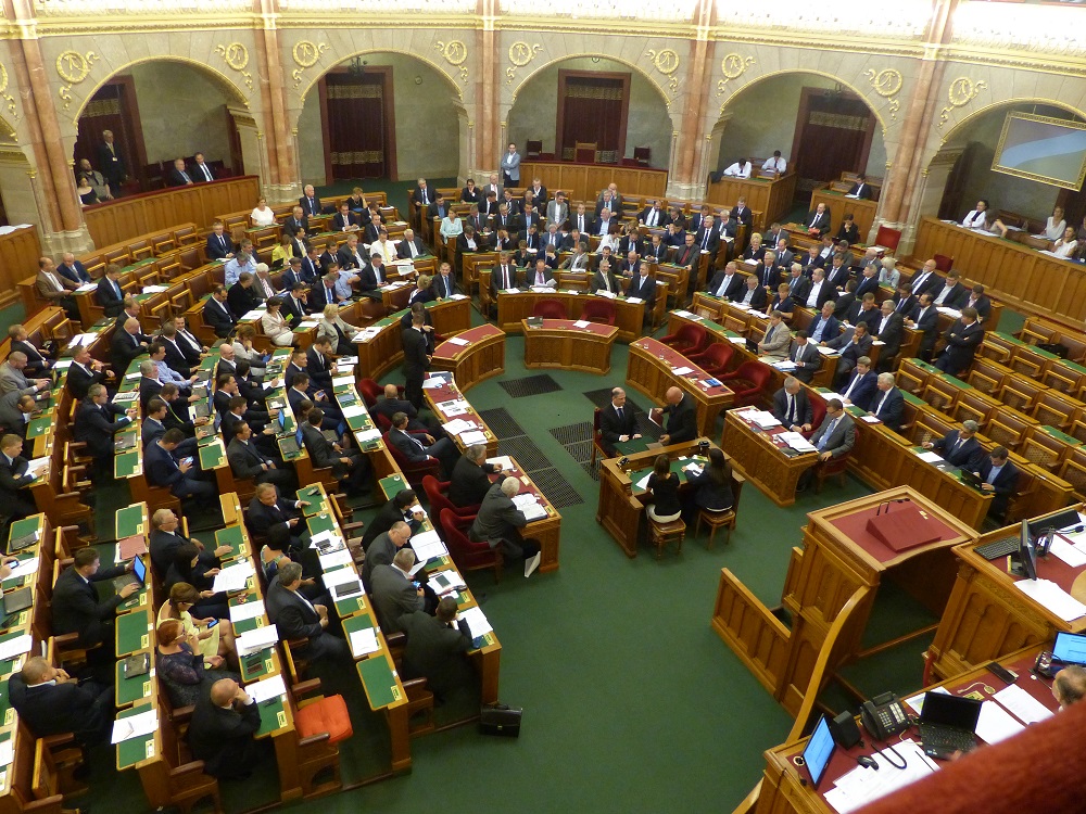 Gúzsba kötné az ellenzéket a Parlamentben egy kormánypárti módosító javaslat