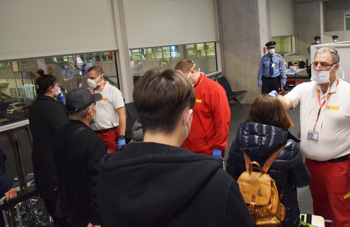 Lázas kínai nőt szűrtek ki a Liszt Ferenc Repülőtéren, elkülönítették