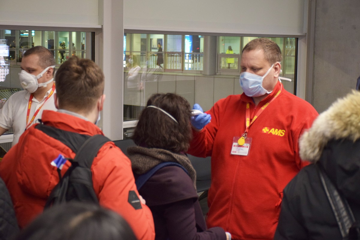 Mától már az észak-olaszországi utasok lázát is mérik a koronavírus miatt Ferihegyen