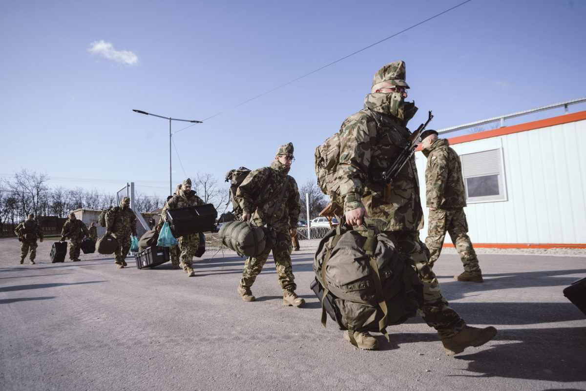 Most jó lenni katonának? Ezrével jelentkeznek a hadseregbe a munkanélküli magyar fiatalok