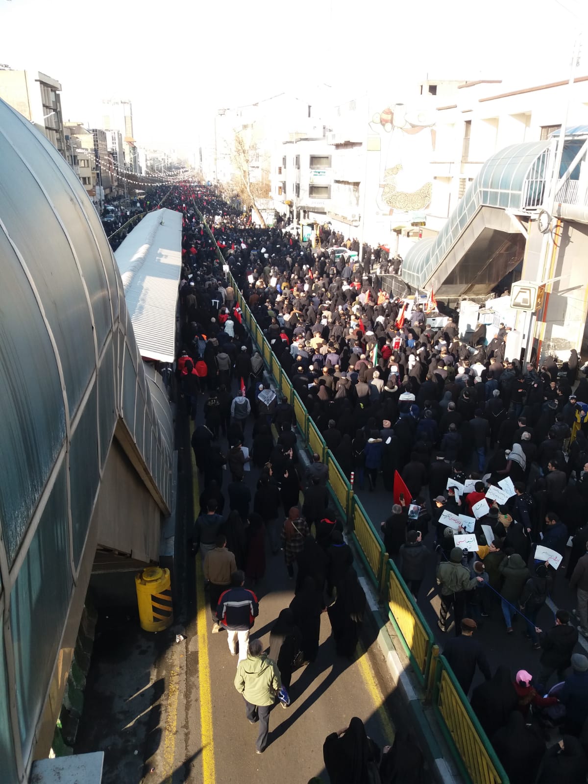 Százezrek követelnek kemény bosszút Teherán utcáin