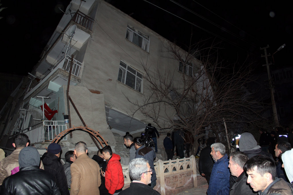 Törökországi földrengés: legalább tizennyolcan meghaltak