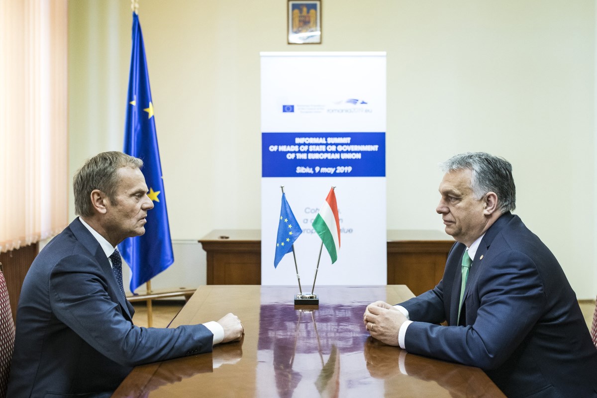 Politico: Tusk azt mondta, marad a Fidesz felfüggesztése az Európai Néppártban