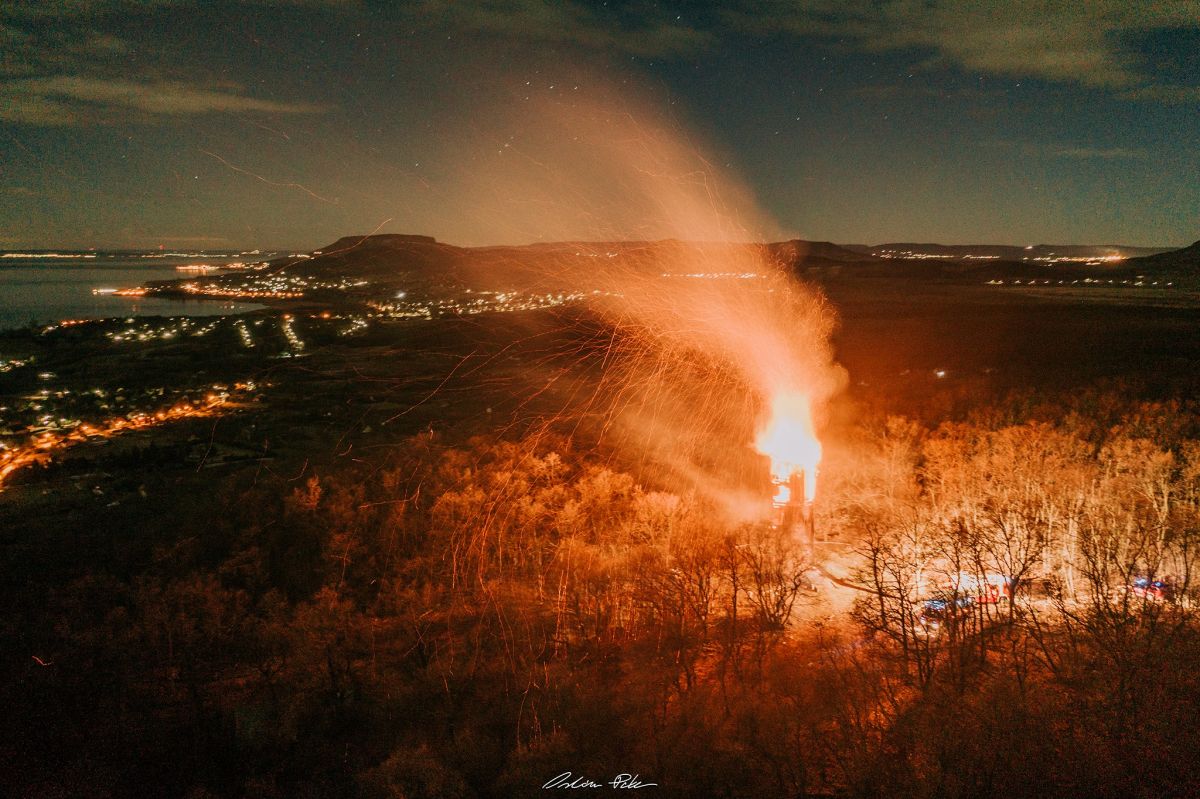 „Hét kilométerről is látszott a tűz” – Fotó a lángoló révfülöpi kilátóról