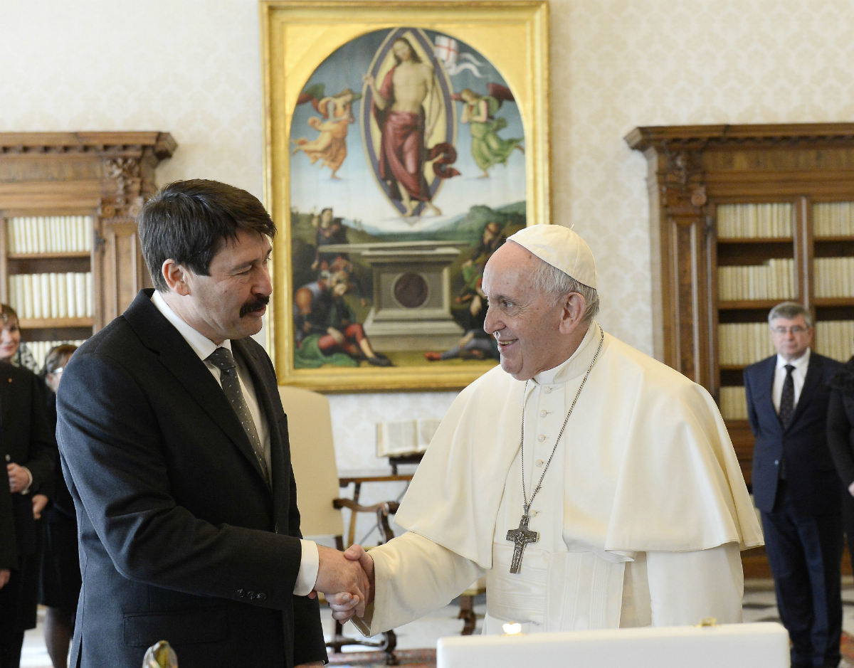 Áder János meghívta Magyarországra Ferenc pápát