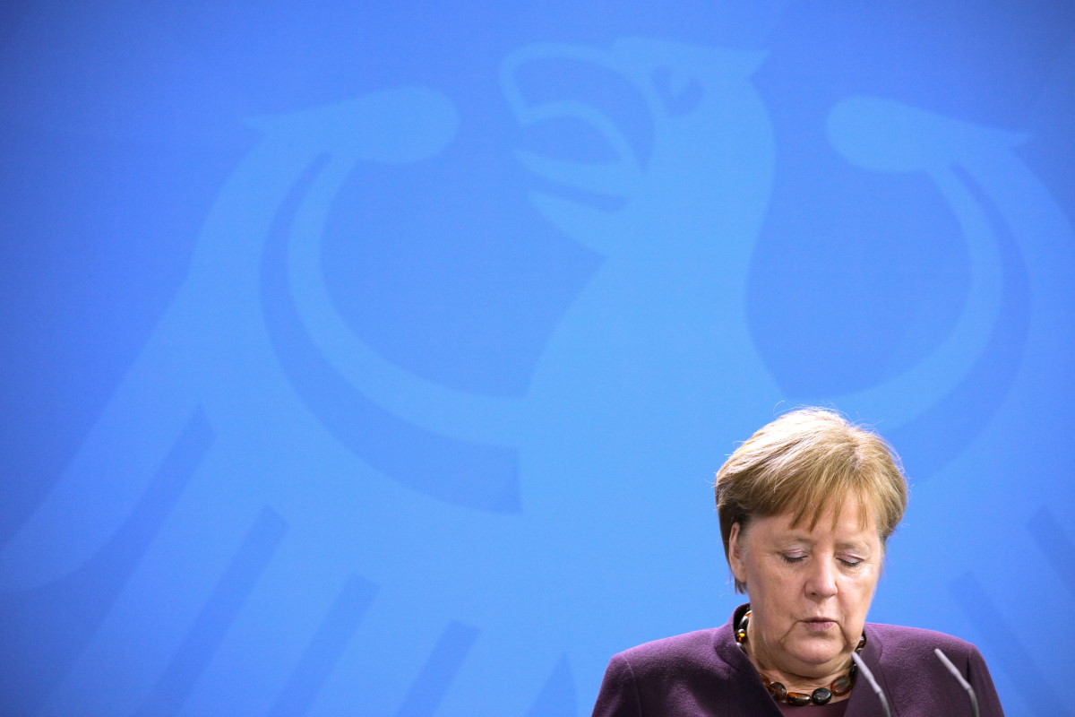 Nem fogott kezet Angela Merkellel a belügyminisztere