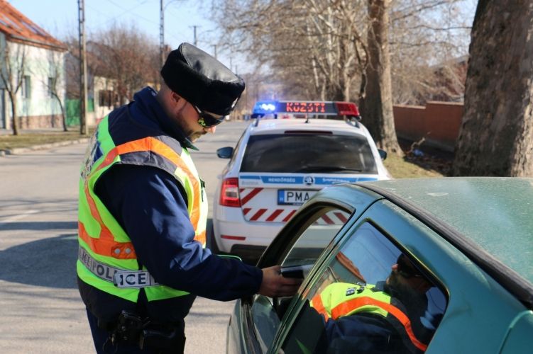 Közel háromszáz ittas vagy bódult állapotban közlekedő járművezetővel szemben intézkedtek a rendőrök