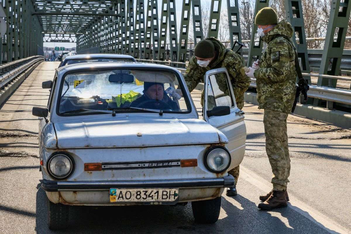 Ukrajna pénteken lezárja határait a saját állampolgárai előtt is