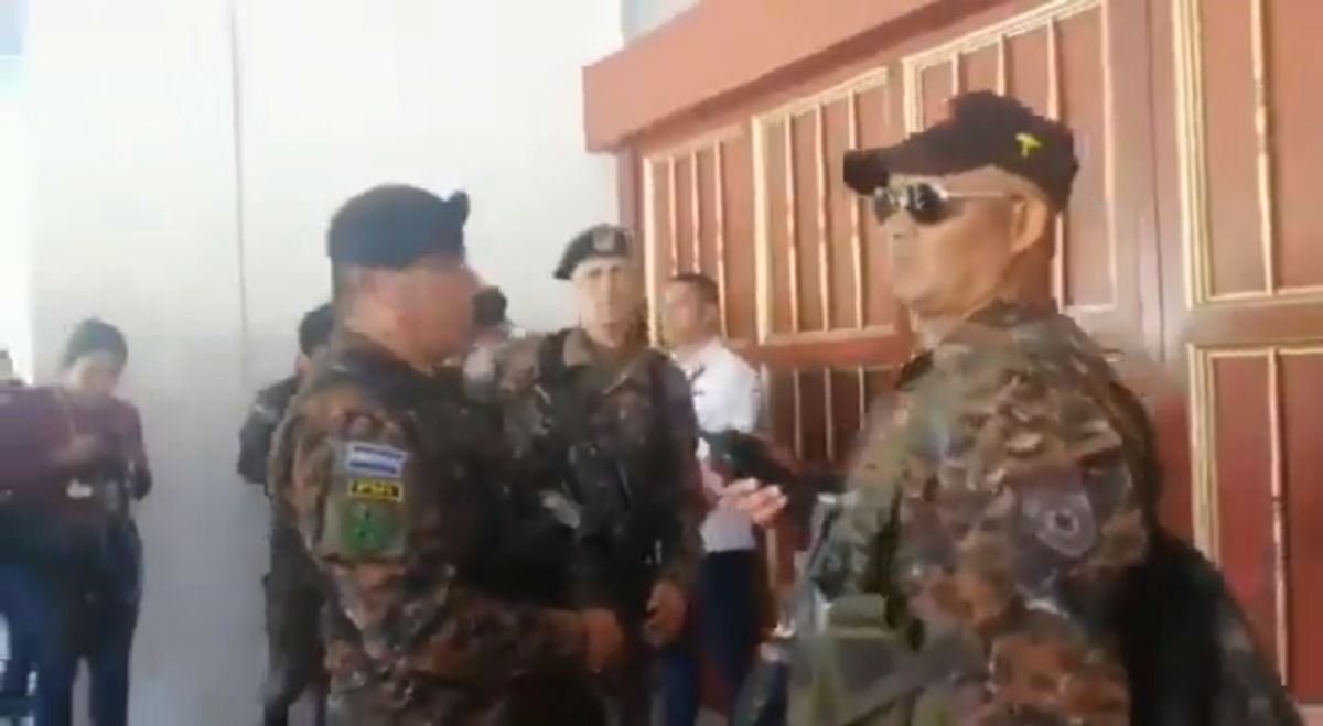 A katonaság és a rendőrség közös erővel foglalta el az El Salvador-i parlamentet