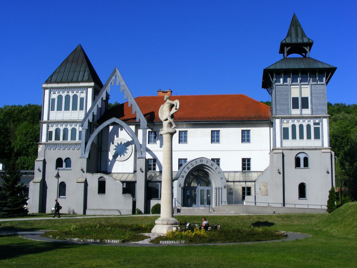 Egy új Makovecz-alapítványhoz kerülhet a piliscsabai Makovecz-campus