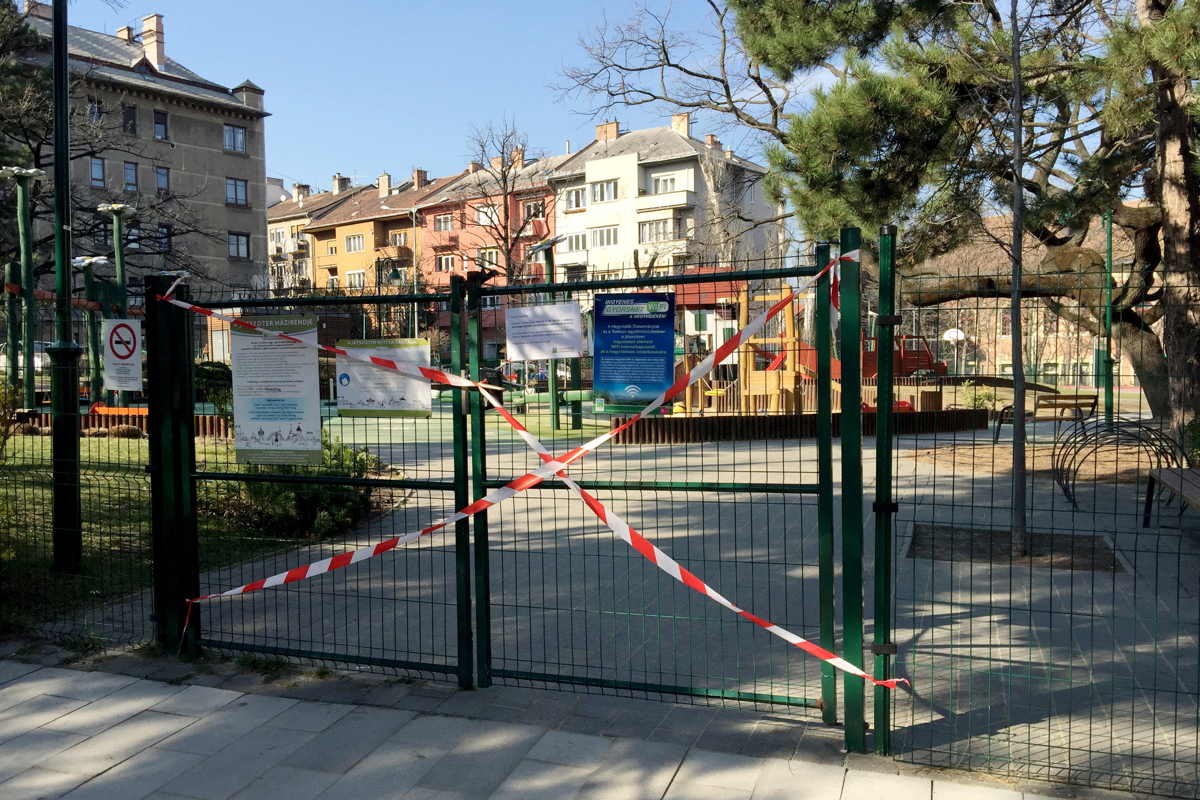 Kinyitnak egyes budapesti játszótereket, a gyalogosoké lesz hétvégén a pesti alsó rakpart