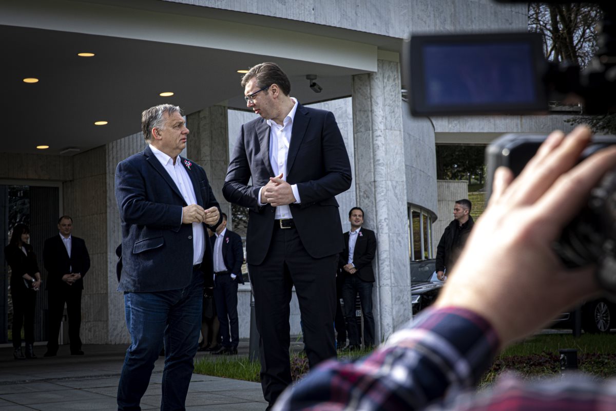 Bajban a szerb elnök az Orbánnál tett látogatása miatt?