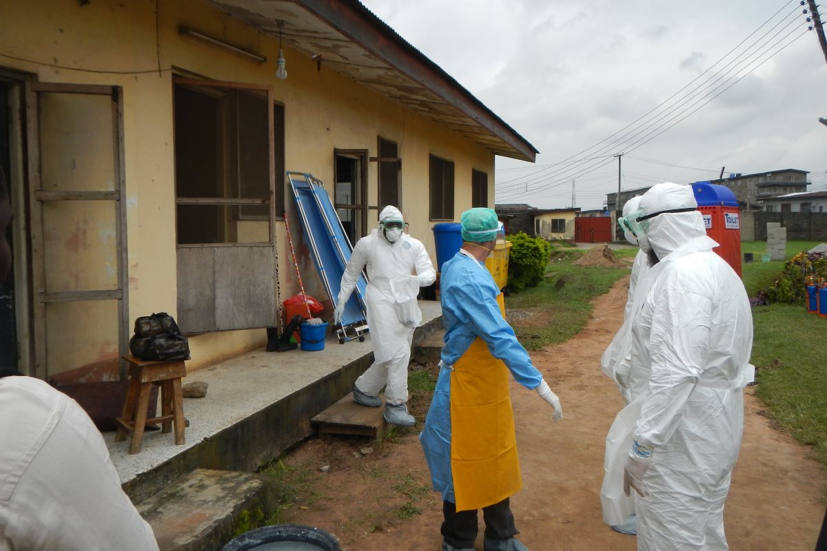 Nigériában százával temetik el egy „rejtélyes betegség” áldozatait, a szakértők koronavírusról beszélnek