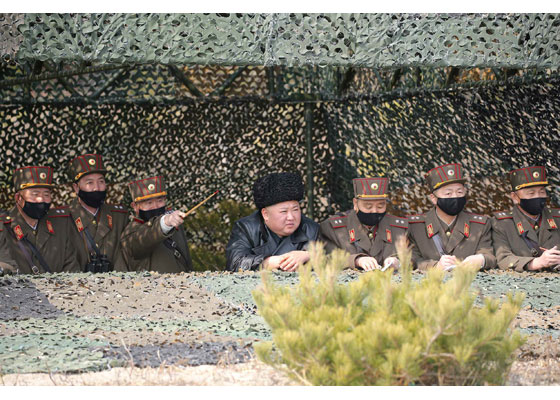 Tovább erősítené a nukleáris arzenálját és a hadseregét Kim Dzsongun