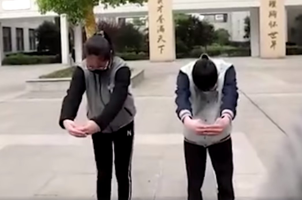 Kézfogás helyett hajlonganak a kínaiak – videóval