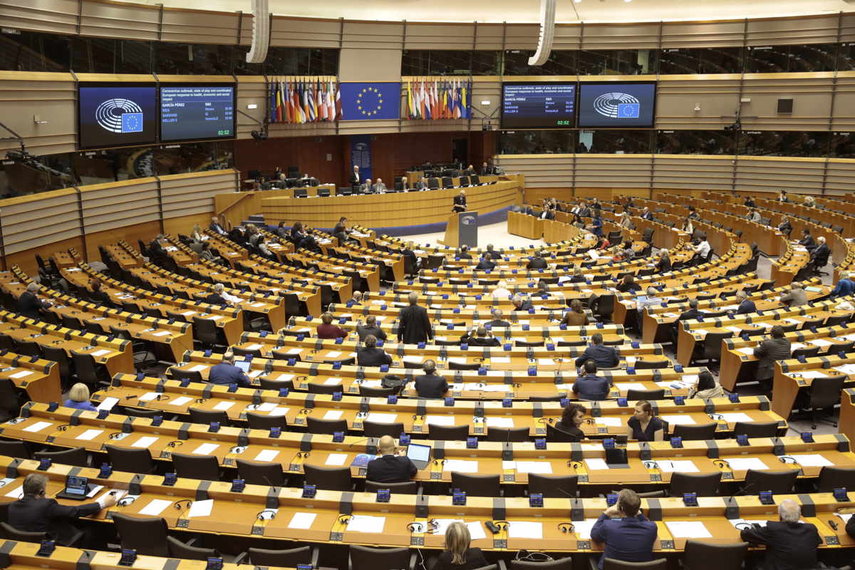 A demokrácia védelmében szabályozni kell a közösségi médiát, mondják az európai képviselők