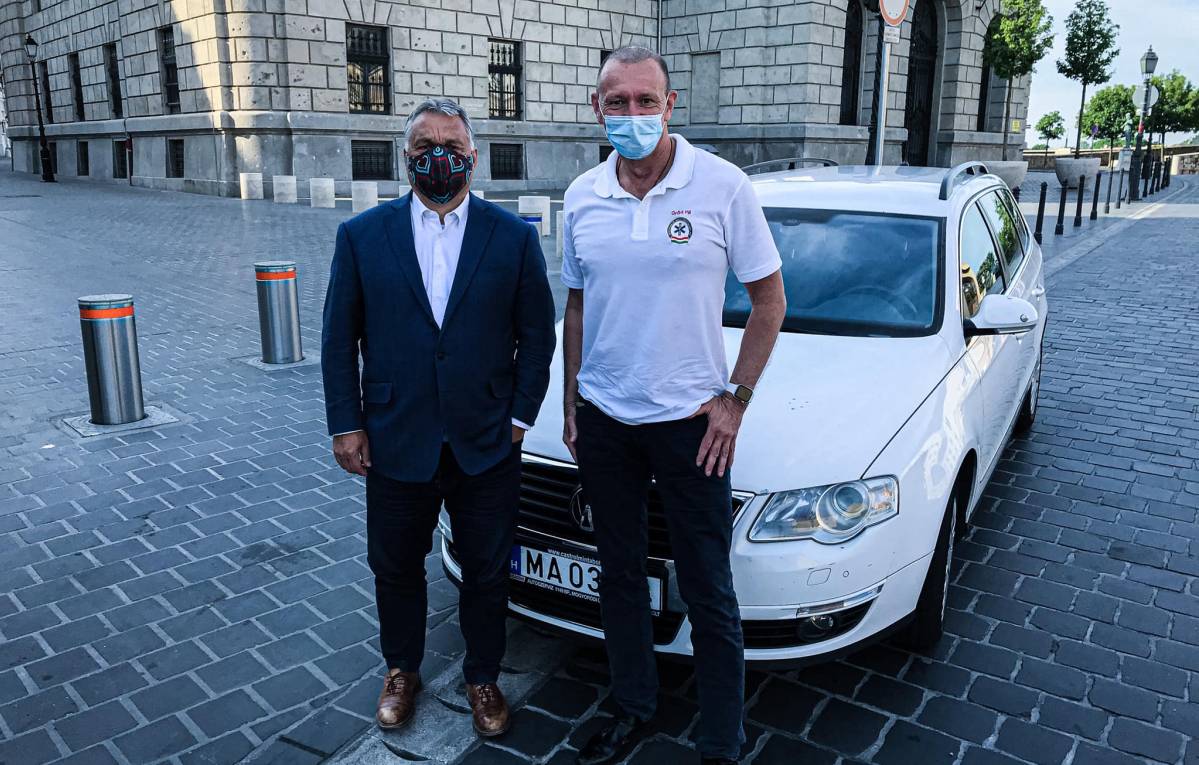 Orbán: Nagy dolog egy 10 milliós országtól, hogy 30 ezer ágyat és 8 ezer lélegeztetőgépet tud működtetni