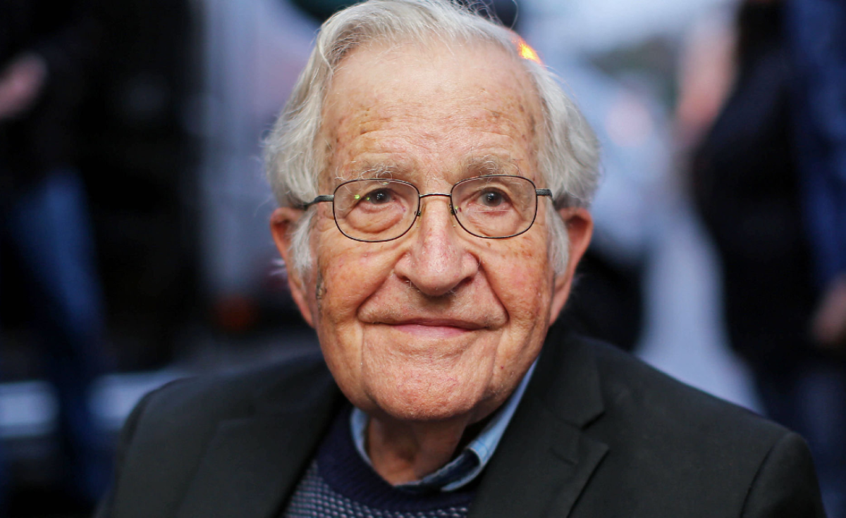 Noam Chomsky óva int a magyar kormány által megvalósított „sötét úttól”