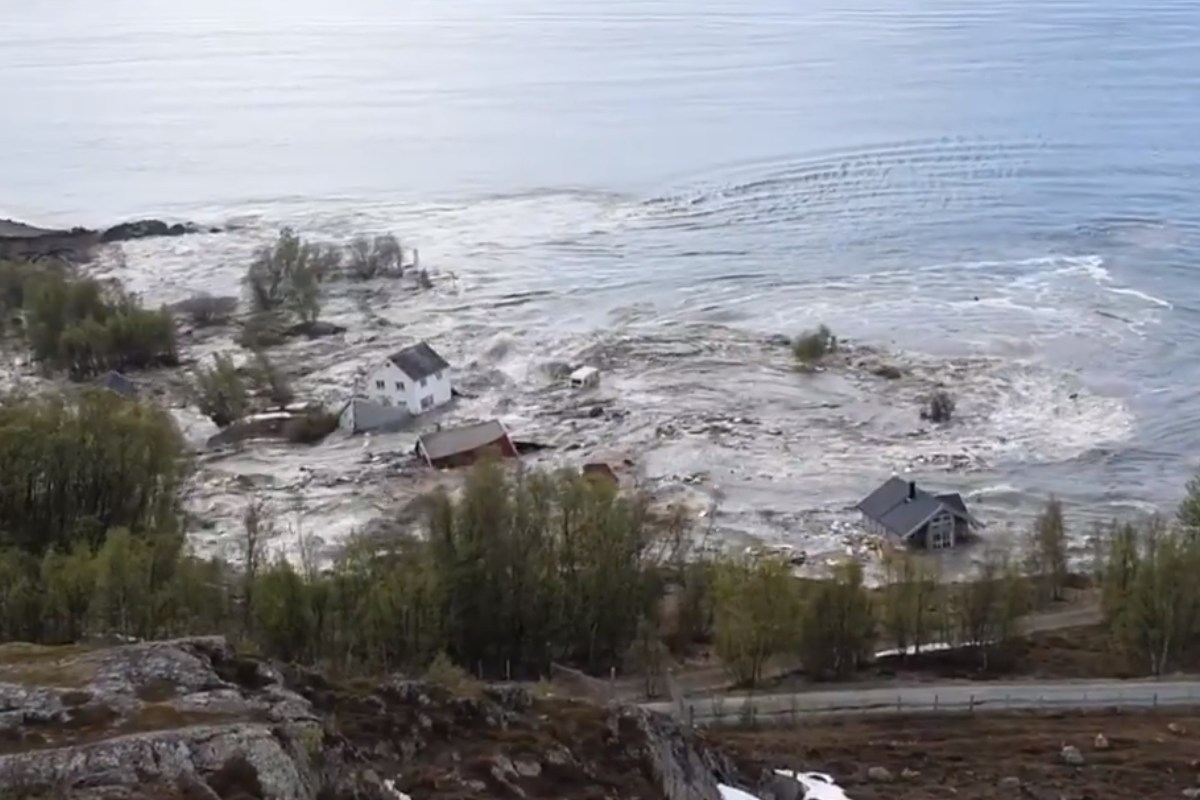 Földcsuszamlás Norvégiában: több ház és nyaralóépület is a tengerbe sodródott – Videóval