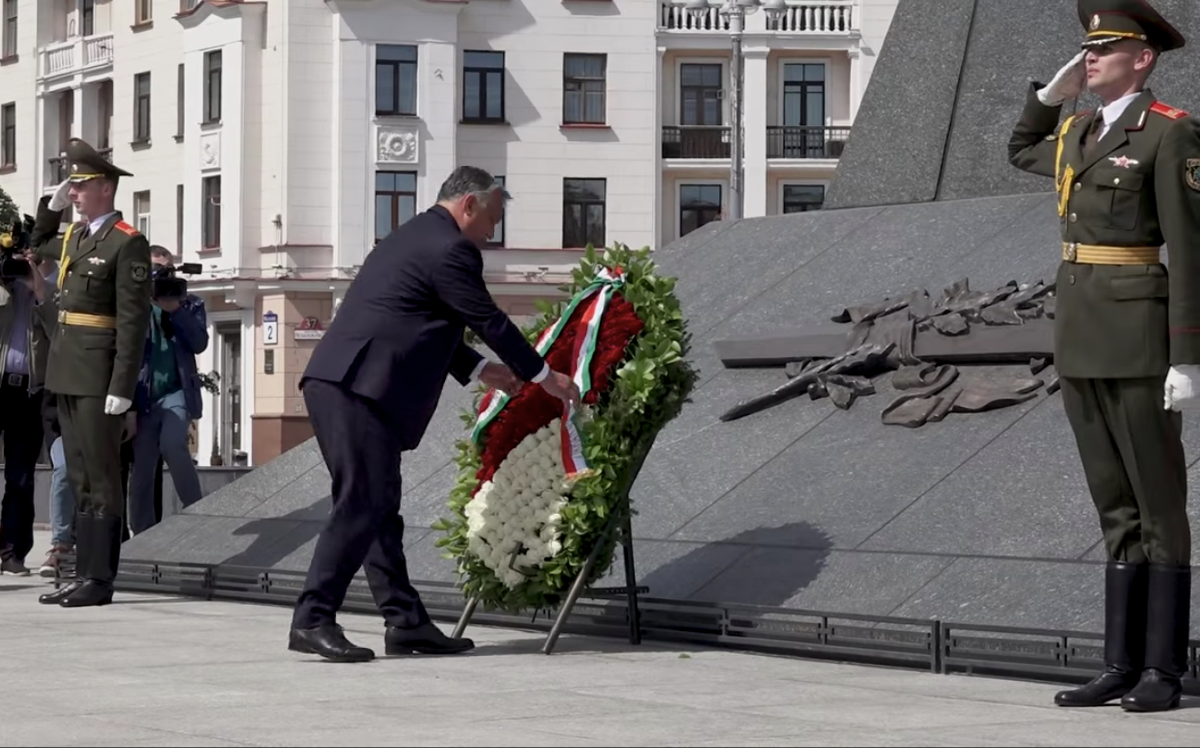 Orbán megkoszorúzta Minszkben a szovjet időszak ikonikus emlékművét