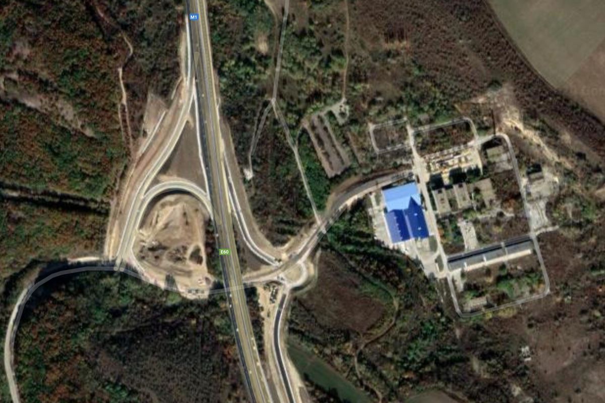 Átadták a szárligeti autópálya-csomópontot, közvetlenül Mészáros Lőrinc palackozója mellett
