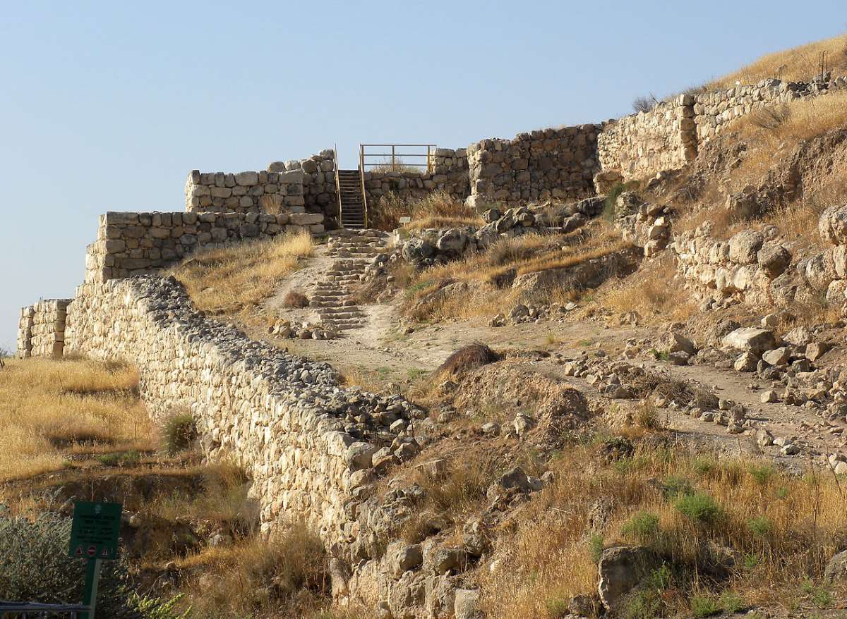 Életnagyságú kánaáni istenszobor jogarát találták meg a bibliai Lakis romjainál