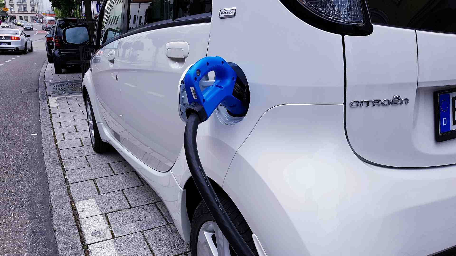 Kutatóintézet: Az elektromos autó elterjedése jobban szennyezi a környezetet, mint a modern dízel