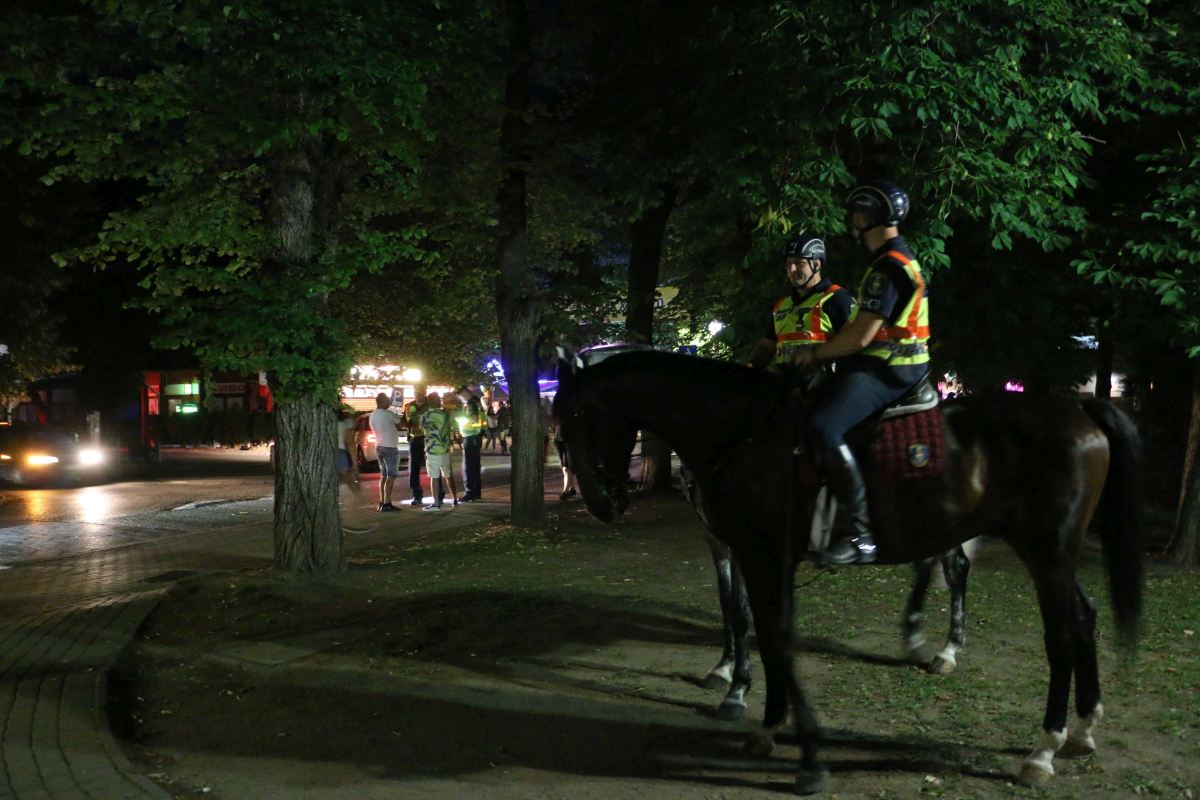 Rendőrök szállták meg a siófoki Petőfi sétányt, lovasrendőröket is bevetettek
