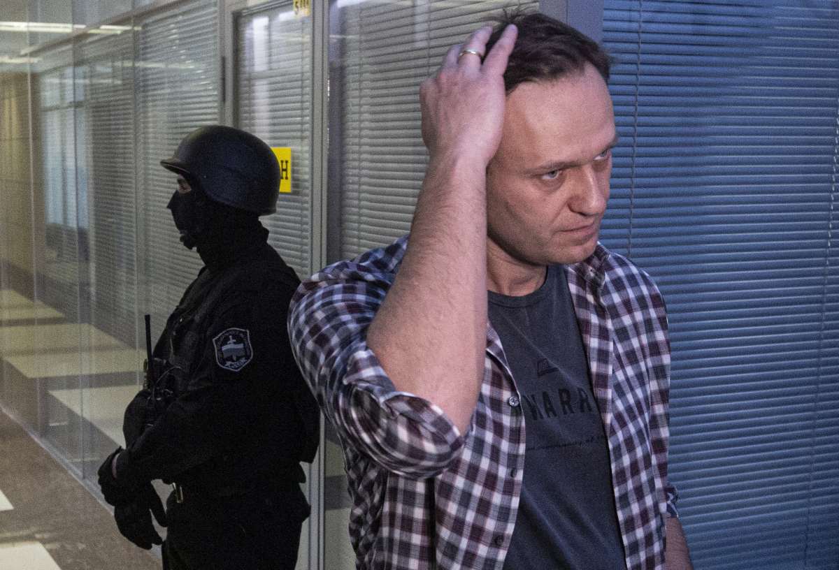 Német kormányszóvivő: rendőri védelemre szorul Navalnij, mert valószínűleg megmérgezték