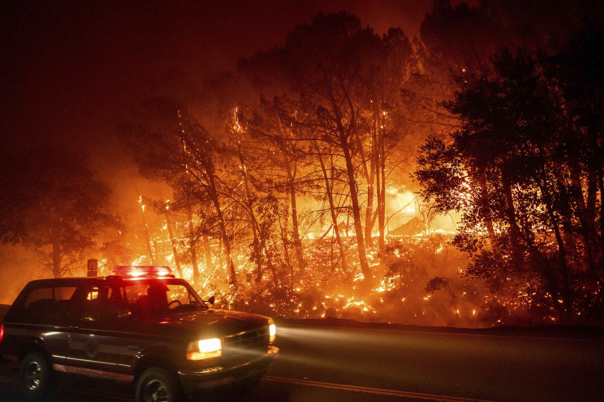 Kaliforniai tűzvész: 90 ezer embernek kellett elhagynia otthonát, egymillióan áram nélkül