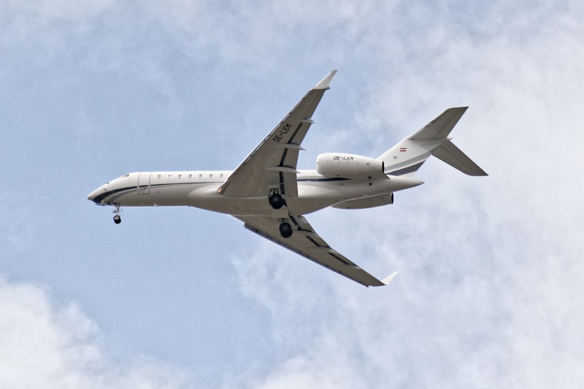 Népszava: két hét alatt 50 millió forintot repülhetett el a NER luxusgépe