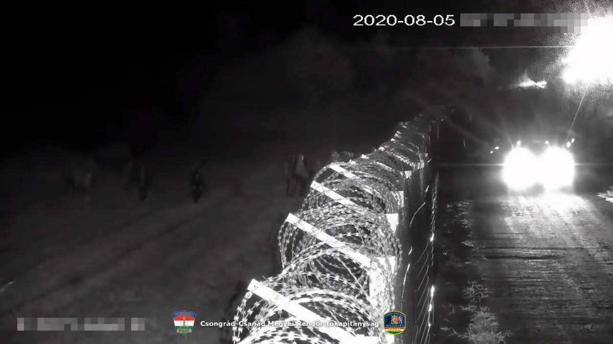 Száz migráns próbált átjutni a határon Röszkénél, köveket is dobáltak