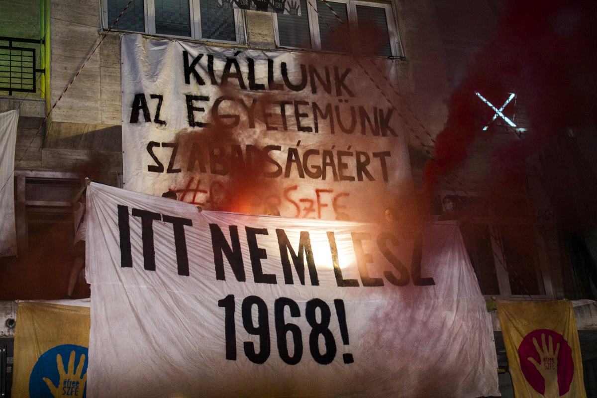 „Itt nem lesz 1968” – Molinót tűztek ki a Színművészeti épületére
