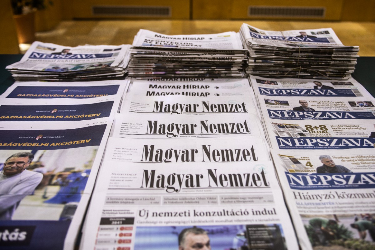 Csökken a nyomtatott sajtópiac, zuhant a NER-lapok olvasottsága